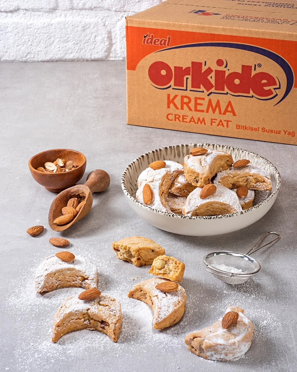 Aynı ay kurabiyeleri, arkada Orkide Krema kutusu. Dikey.