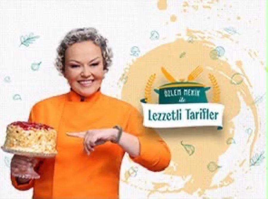 Program tanıtım görseli (tasarım): Özlem turuncu şef ceketiyle bir elinde kremalı çilekli pasta, öbür eliyle pastayı gösteriyor; yanda 'Özlem Mekik ile Lezzetli Tarifler' logosu, açık renk dokulu fon.